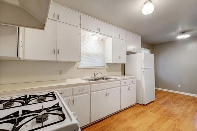 Building Photo - 507 Bellevue Pl
