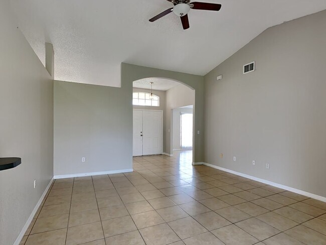 Building Photo - 817 Highland Crest Loop