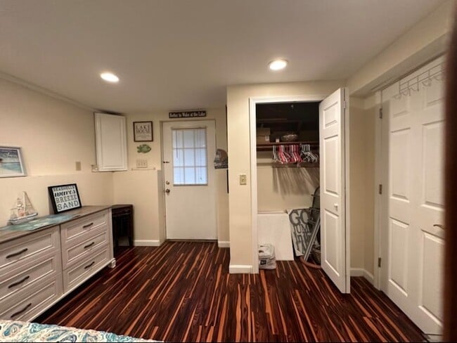 Building Photo - 15 Shore Dr