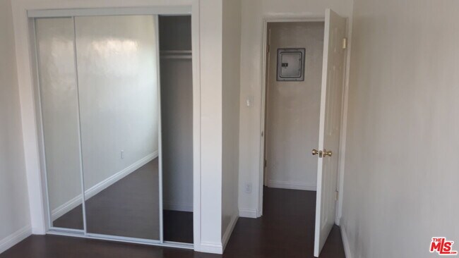 Building Photo - 5017 S Crenshaw Blvd