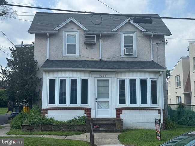 Building Photo - 923 E Pleasant Ave