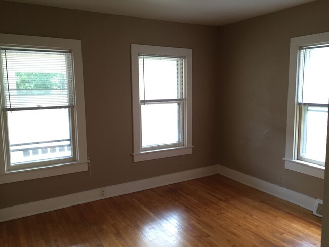 Building Photo - 3 Bedroom Near UWO