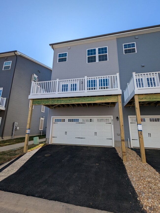 Building Photo - Gorgeous New Construction (never lived in)...