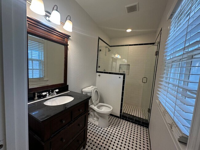 Building Photo - Bluebonnet Circle Charmer