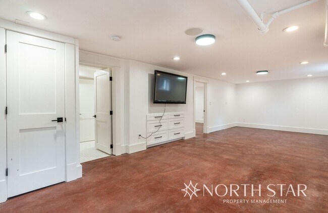 Building Photo - Coming Soon!  Remodeled Sellwood Bungalow