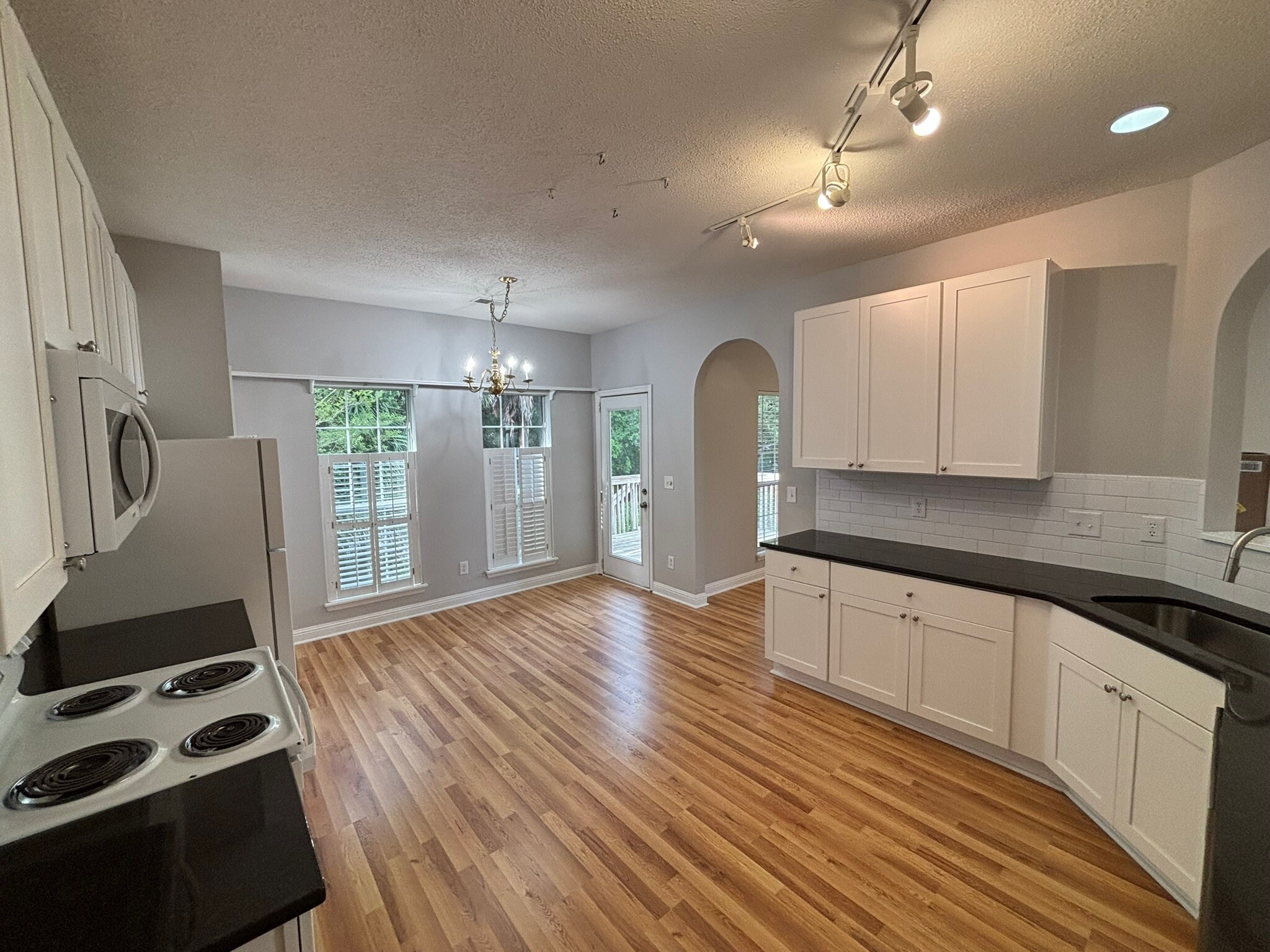 Building Photo - 1715 Crystal Lake Dr