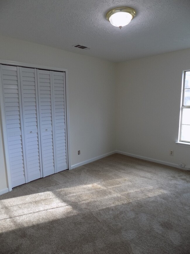 Building Photo - 3 Bedroom Home Close to Georgia Southern's...