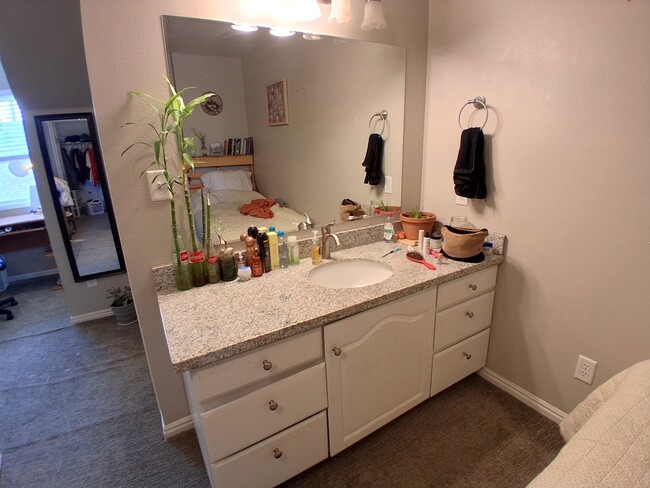 Building Photo - 986 900 E