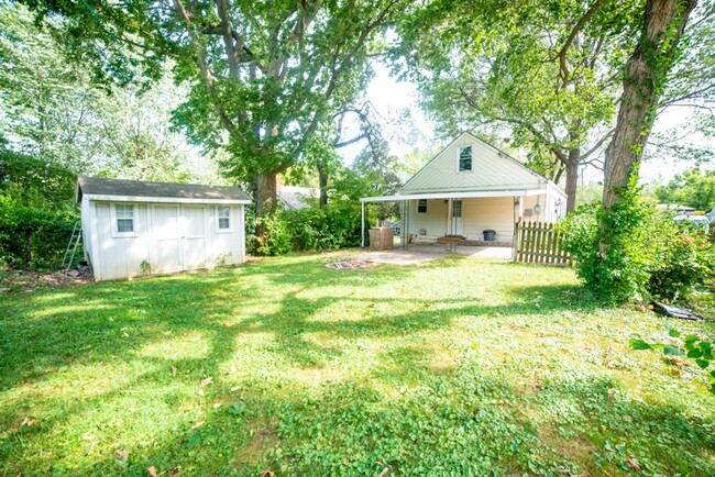 Building Photo - Adorable Bungalow