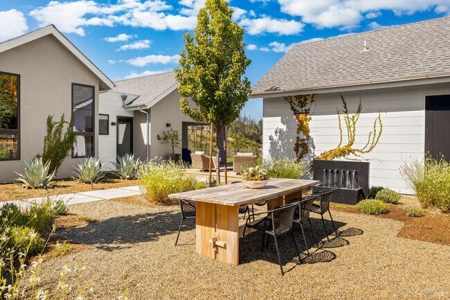 Building Photo - 987 Mark West Springs Rd