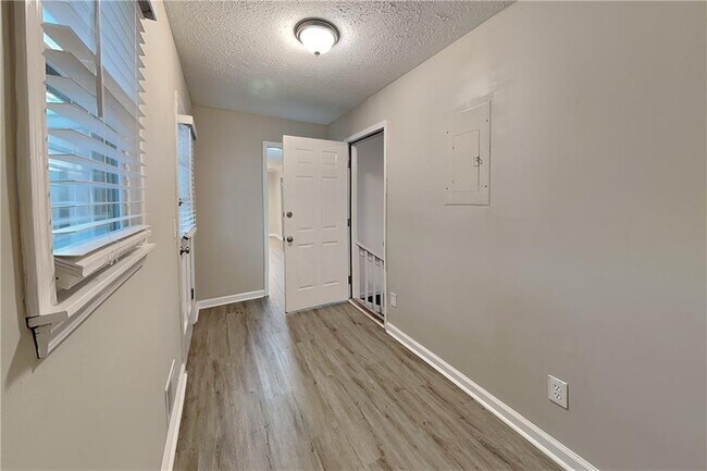 Building Photo - 2090 Moccasin Way