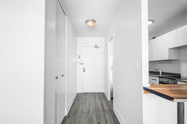 Building Photo - 5757 N Sheridan Rd