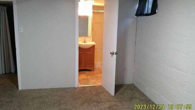 Building Photo - Large SE Boise home