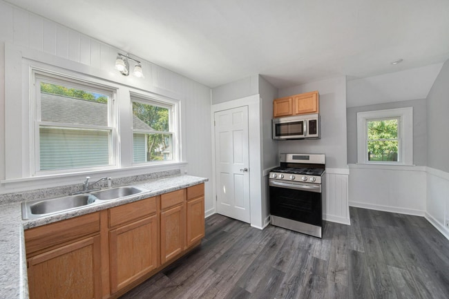 Building Photo - 817 Dorchester Ave SW