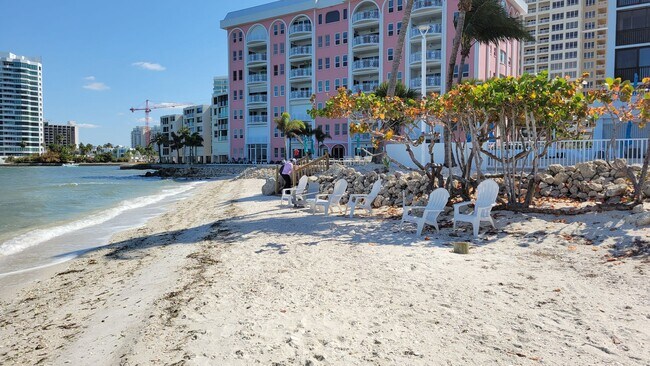 Building Photo - Annual turnkey furnished renovated 2/2 con...