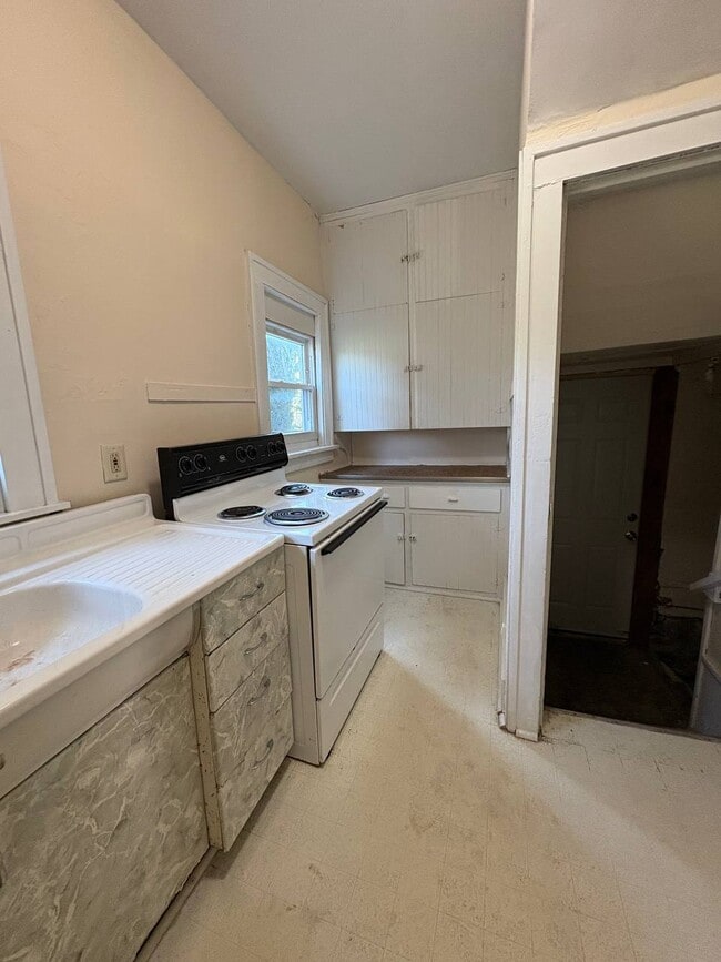 Building Photo - 27 2nd Ave SE