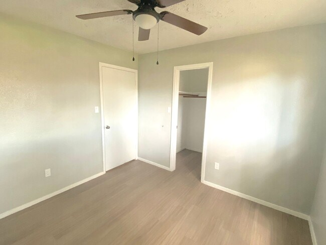 Building Photo - MAKE THE SMART MOVE TO SOMMERALL