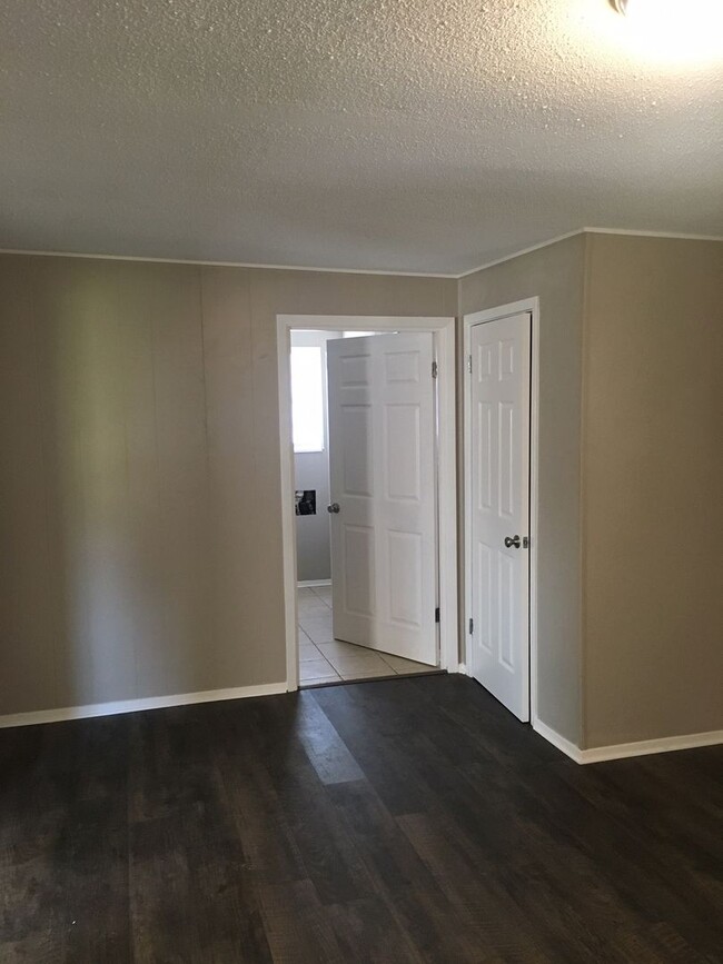 Building Photo - One Bed One Bath House Available June 1