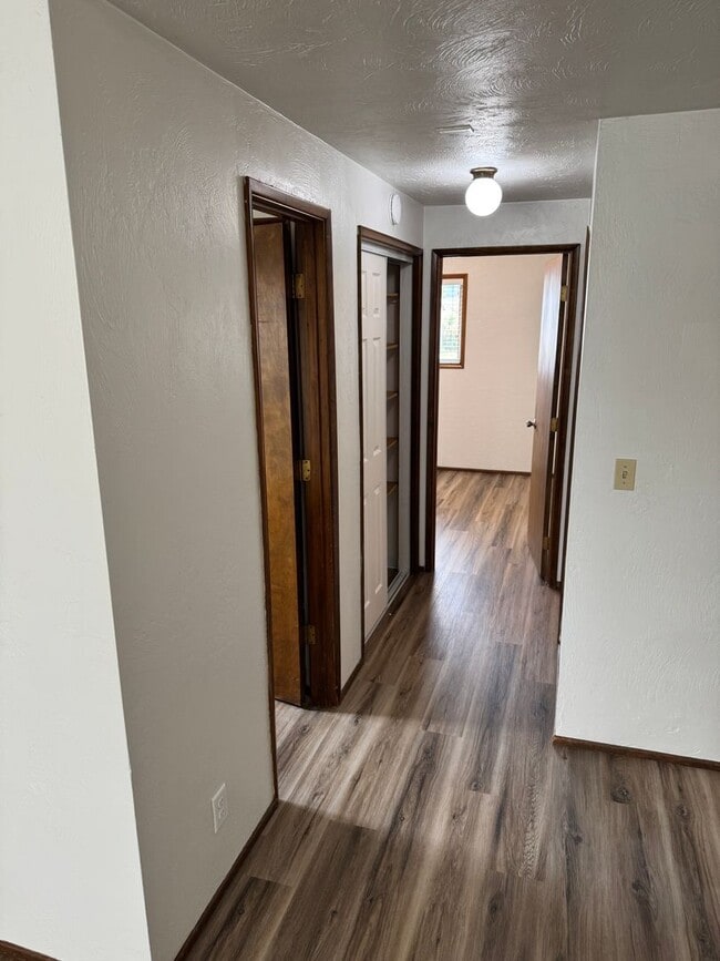 Building Photo - Updated 2 bed 1 bath duplex in Springfield!