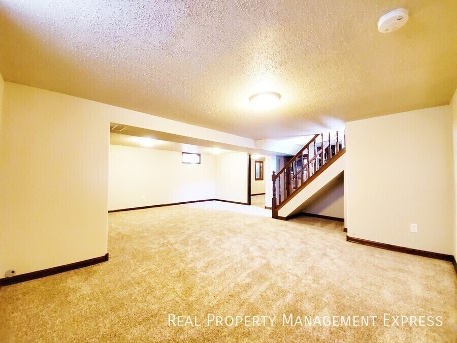 Building Photo - 4 Bed 2 Bath Home with Fenced Yard