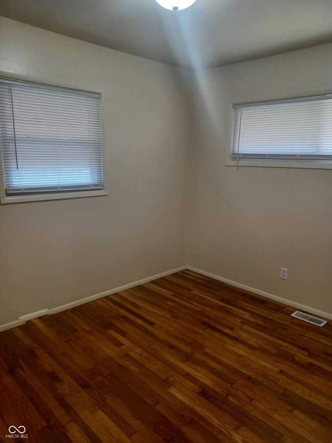 Building Photo - 33 S Post Rd