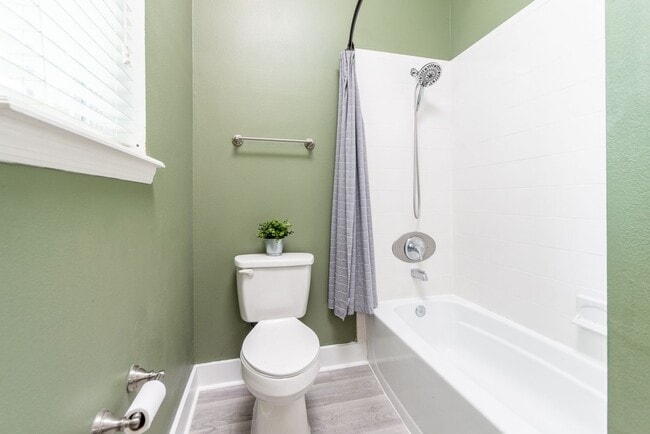 Building Photo - Charming 3-Bedroom Craftsman Home in Prime Gainesville Location