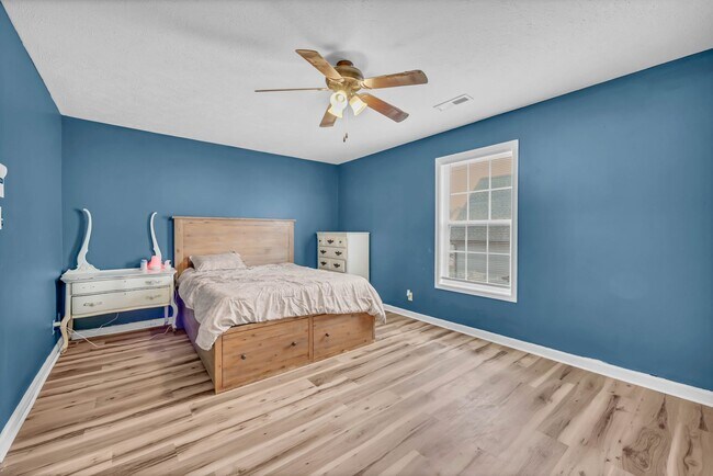 Building Photo - 4 Bedroom 2 Bath Pet Friendly Home For Rent!