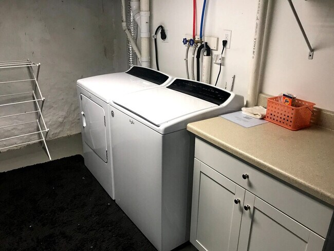 Building Photo - 810 Broadway-SI ID1511377P