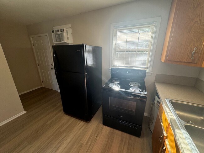 Building Photo - 1st-Floor 2 Bedroom Apartment – Briarcliff...