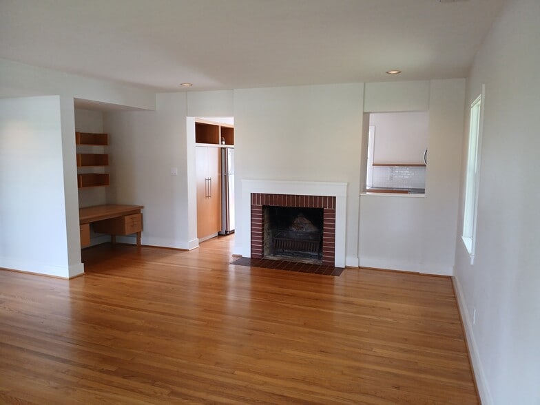 Building Photo - 100 Eheart St SE