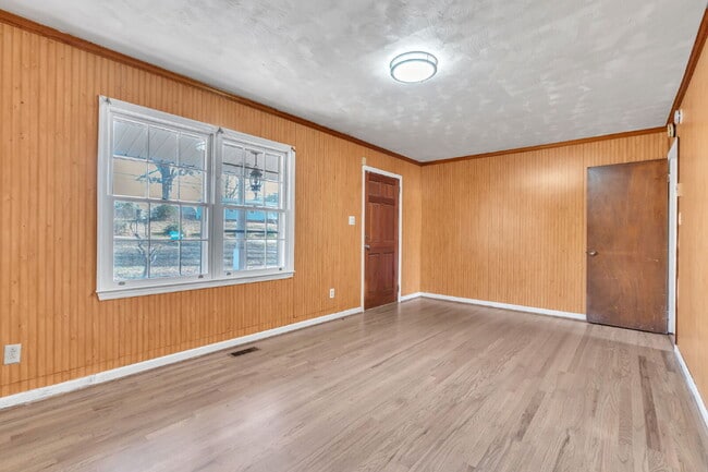 Building Photo - Well maintained 3 bedroom, 1 bath single family home with yard, carport and storage shed on quiet...