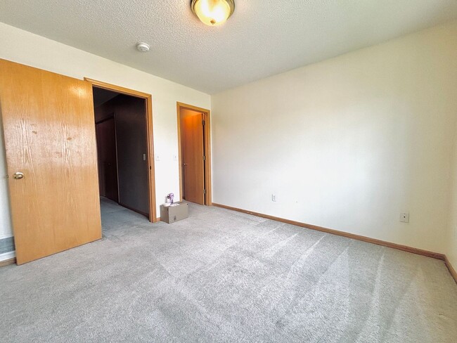 Building Photo - Spacious 3bed Townhome in Coon Rapids.  FI...