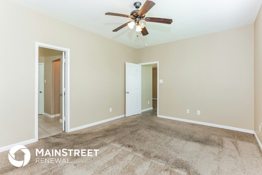 Building Photo - 628 Lazy Crest Dr