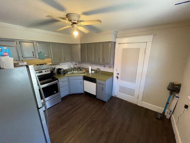 Building Photo - 1501 S Spring St