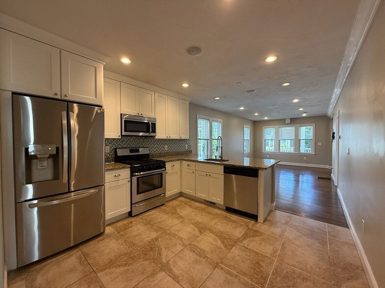 Primary Photo - 210 Cedar St