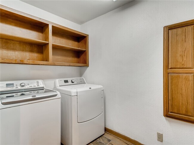 Building Photo - 10511 Hibbs Ln