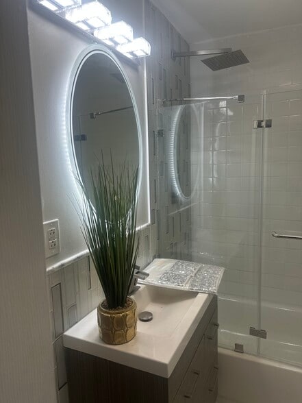 Building Photo - 4911 W Girard Ave