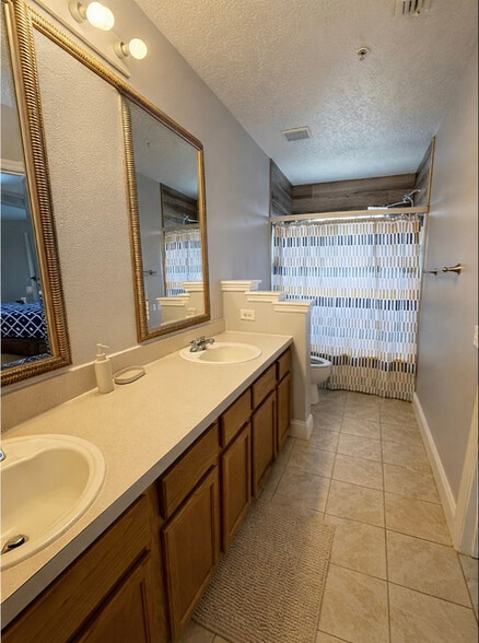 Building Photo - 9683 Hollyhill Dr