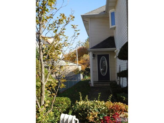 Building Photo - 261 Maple Ave