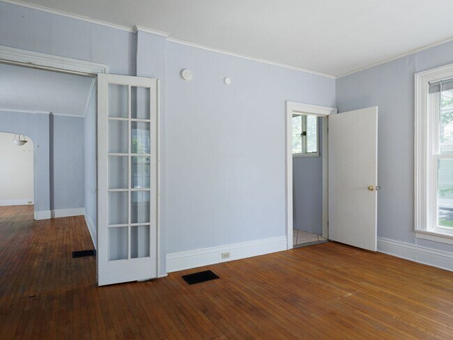 Building Photo - Charming and spacious 4-bedroom, 2 full bath home located in the City of Watertown.