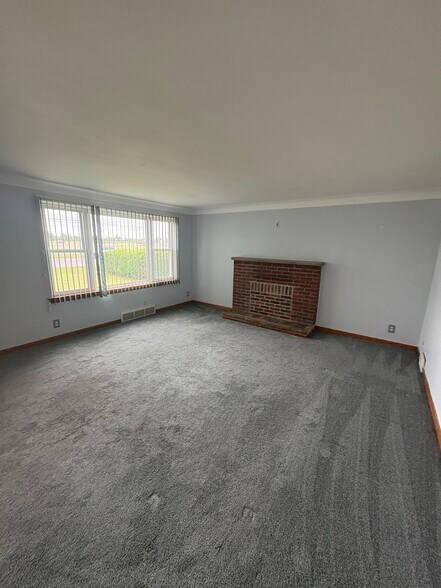 Building Photo - 49 S Youngs Rd