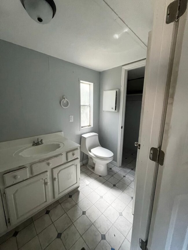 Building Photo - SPACIOUS 3BR/2BA Bushnell Home NO APPLICATION FEE!