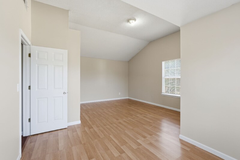 Building Photo - 589 Wren Walk