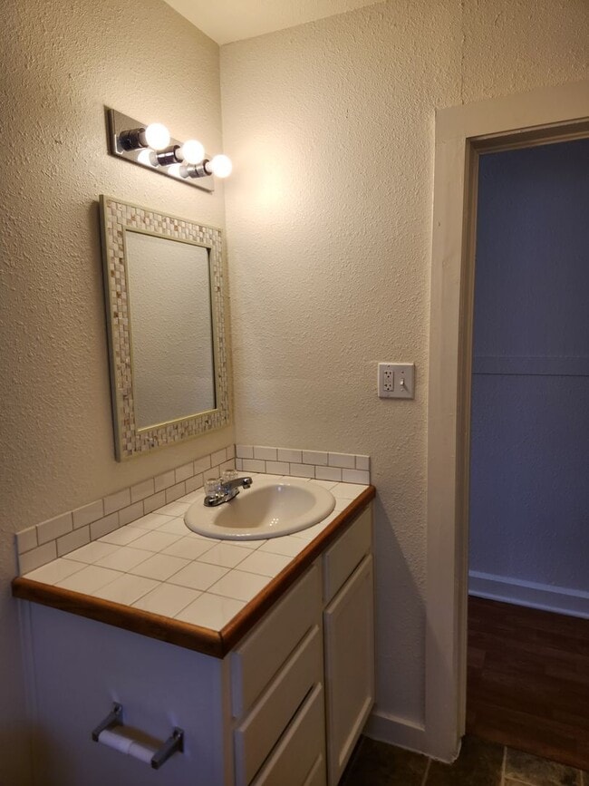 Building Photo - 1 Br Duplex - Available Now