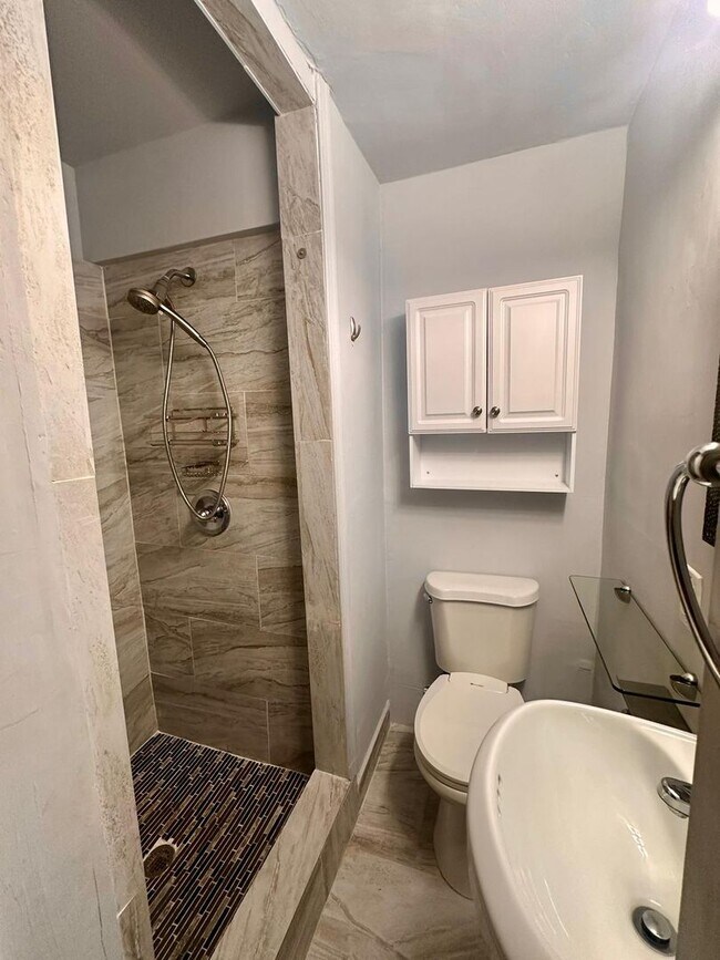 Building Photo - Easy Coastal Living Just Minutes from Downtown!