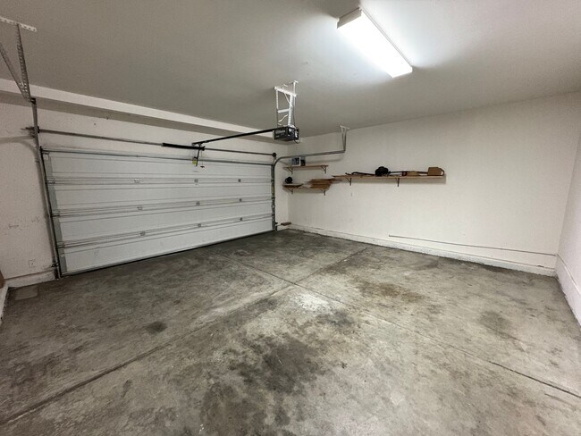 Building Photo - Two story home in NW Visalia Rent Ready!