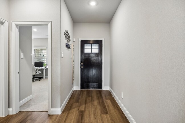 Building Photo - 1107 Emberwood Dr