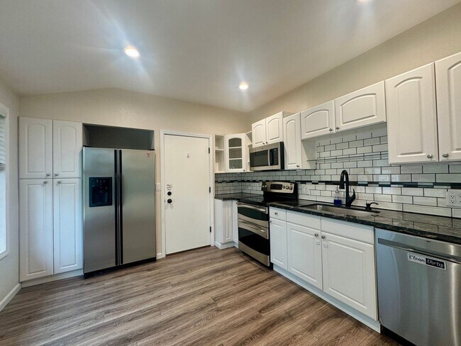 Building Photo - 2 Week Move In Special - 3 Bedroom, 2 Bath...