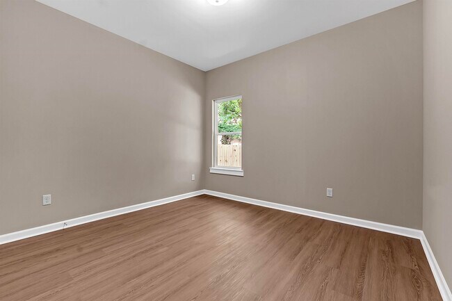 Building Photo - 557 Lundee St