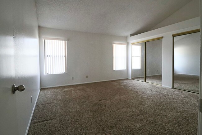 Building Photo - For Rent: Beautiful 3BR/2BA Stonehedge con...